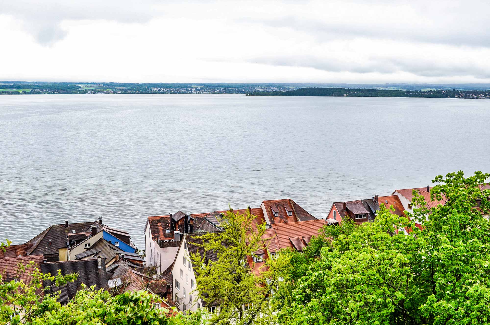Das Bild zeigt die Aussicht von der Burg Meersburg aus auf den Bodensee