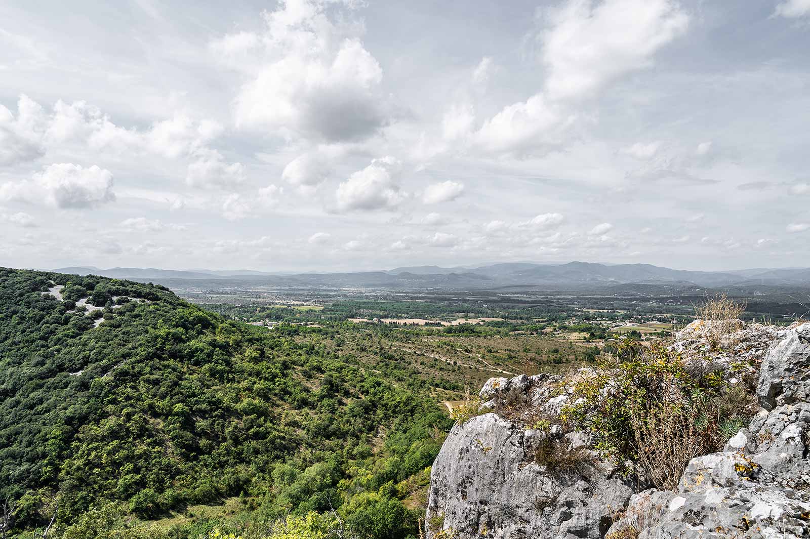 Am höchsten Punkt der Geisterstadt Le Chastelas findet man einen Fels, von dem aus man eine wunderbare Aussicht über die Landschaft der Ardèche hat.