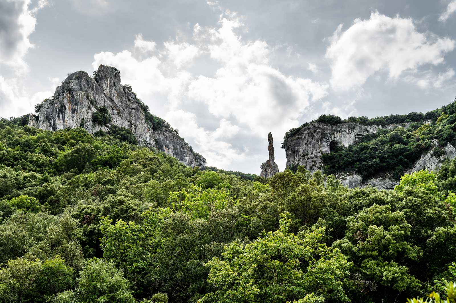 Die Aiguille de Sampzon ist nur eine der vielen aufregenden Felsformationen, die es in der Ardèche gibt.