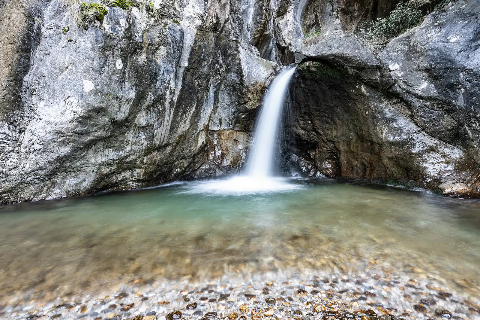 Ein Wasserfall in den Bergen oberhalb von Porlezza am Luganersee: die Cascate di Begna