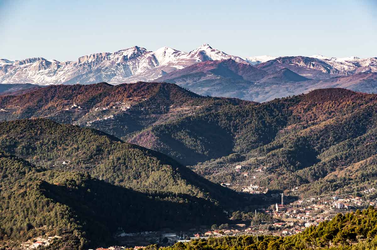 Im Bild ist die Aussicht von Colla Micheri auf die Ligurischen Alpen zu sehen