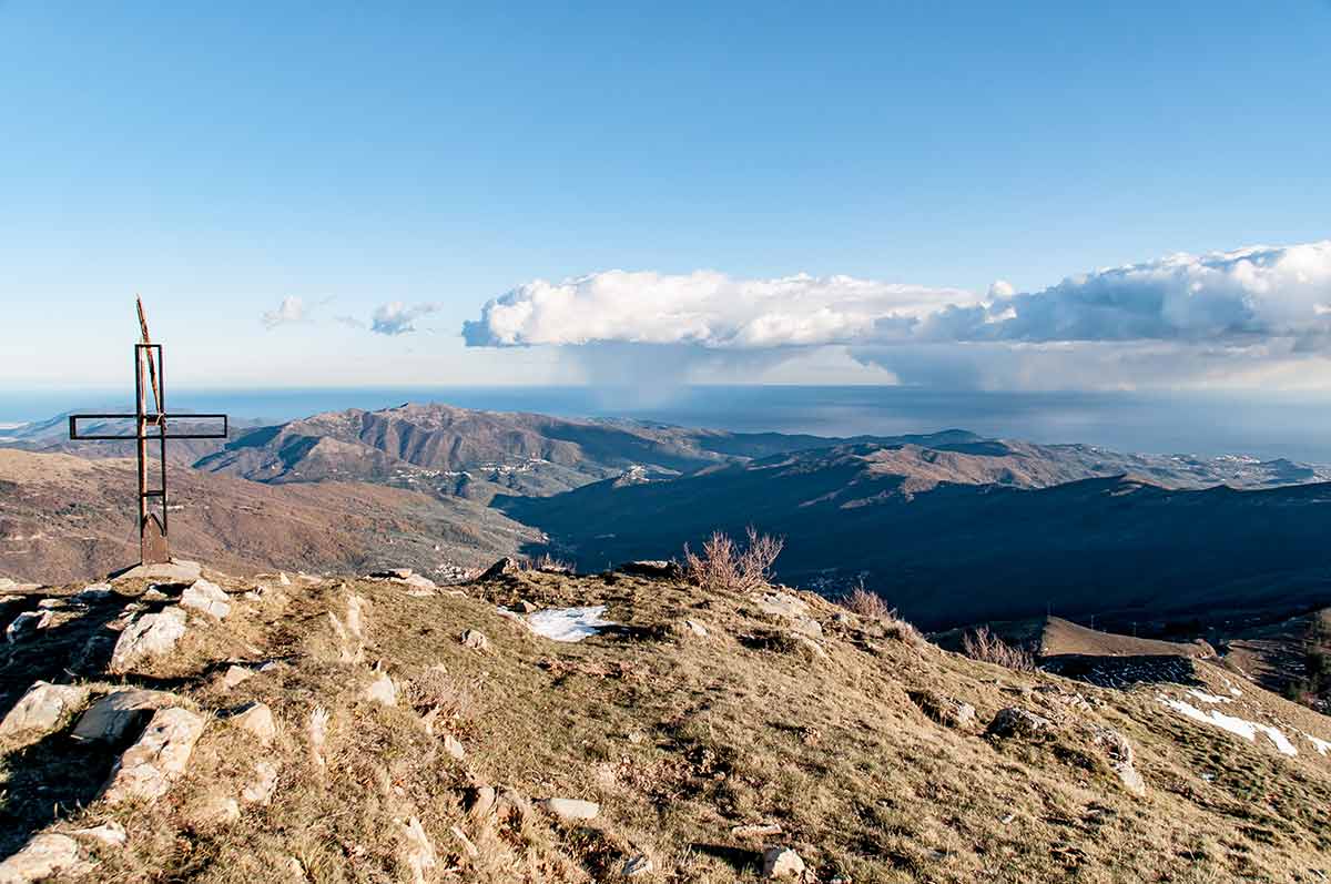 Im Bild ist der Gipfel des Monte Grande in den Ligurischen Alpen zu sehen