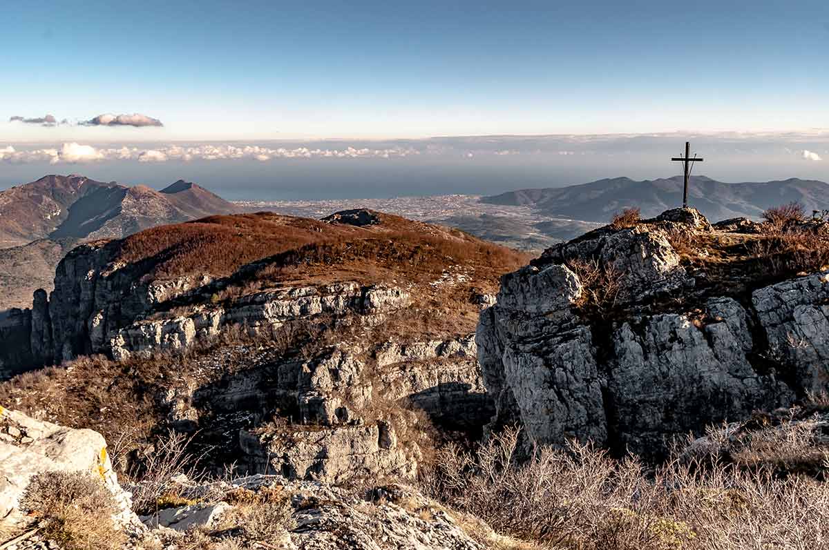 Im Bild ist die atemberaubende Aussicht von einem ligurischen Wanderweg aus zu sehen