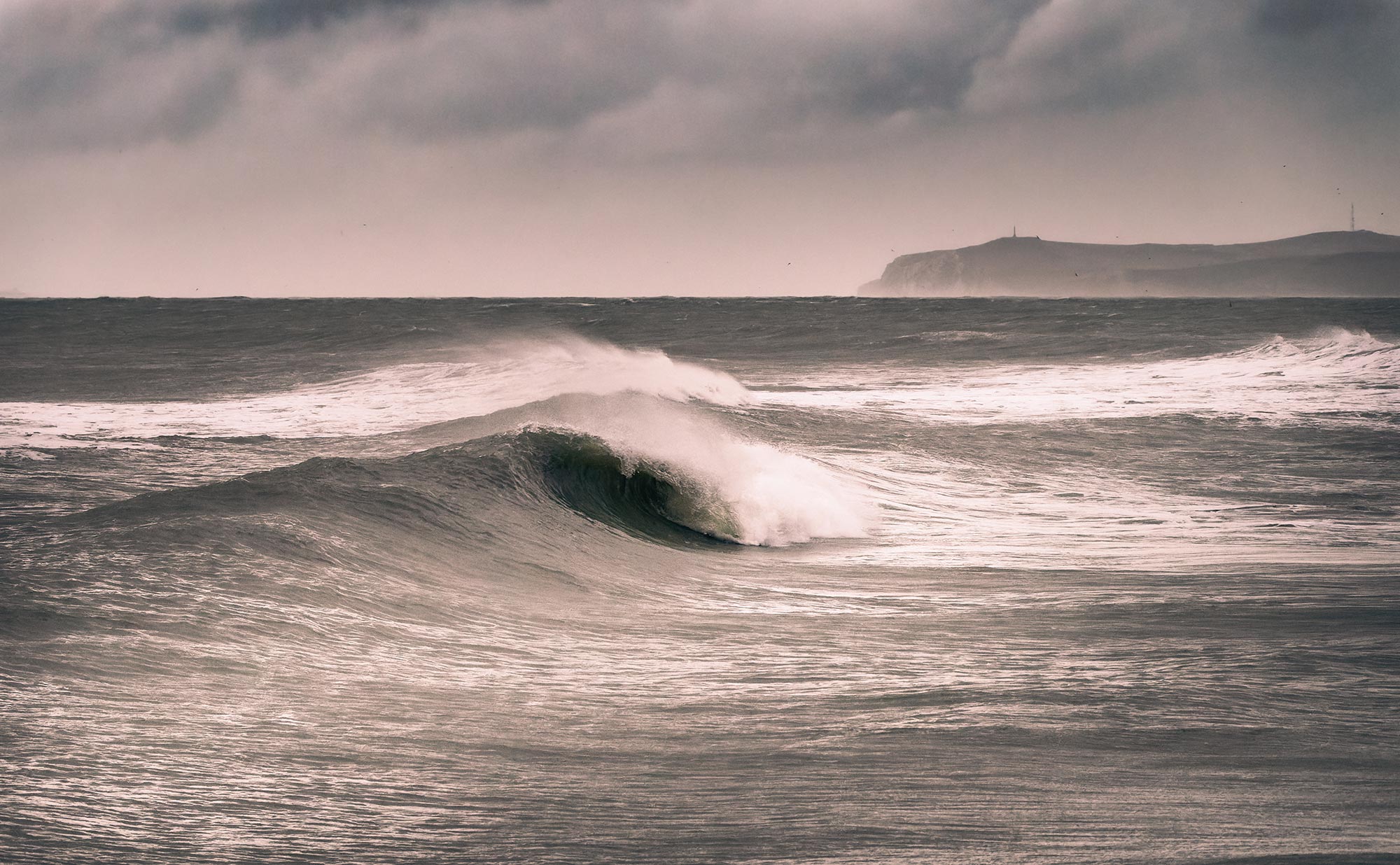 Hohe Wellen bei ungemütlichem Wetter an der Opalküste