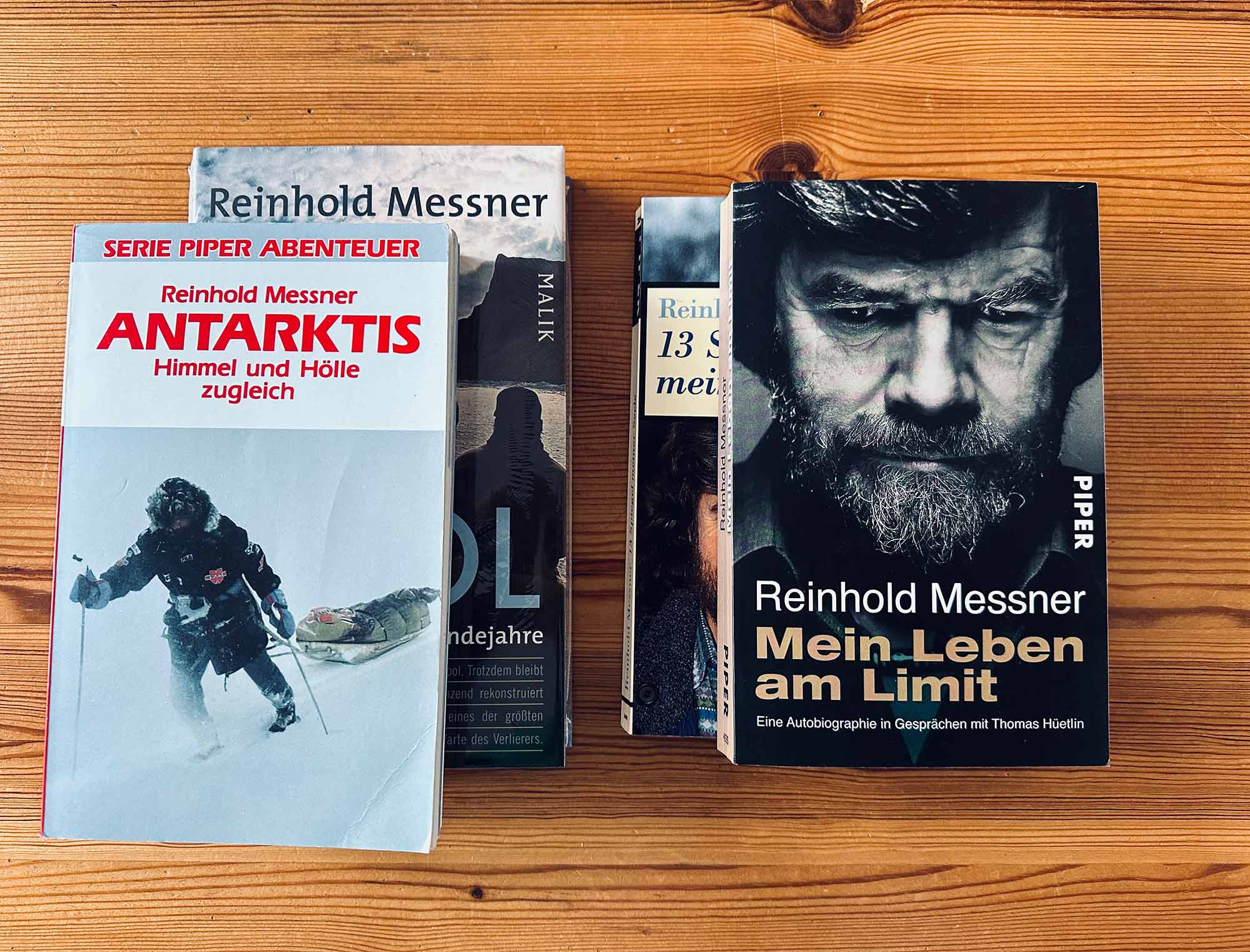 Im Bild ist eine Auswahl an Büchern von Reinhold Messner zu sehen.