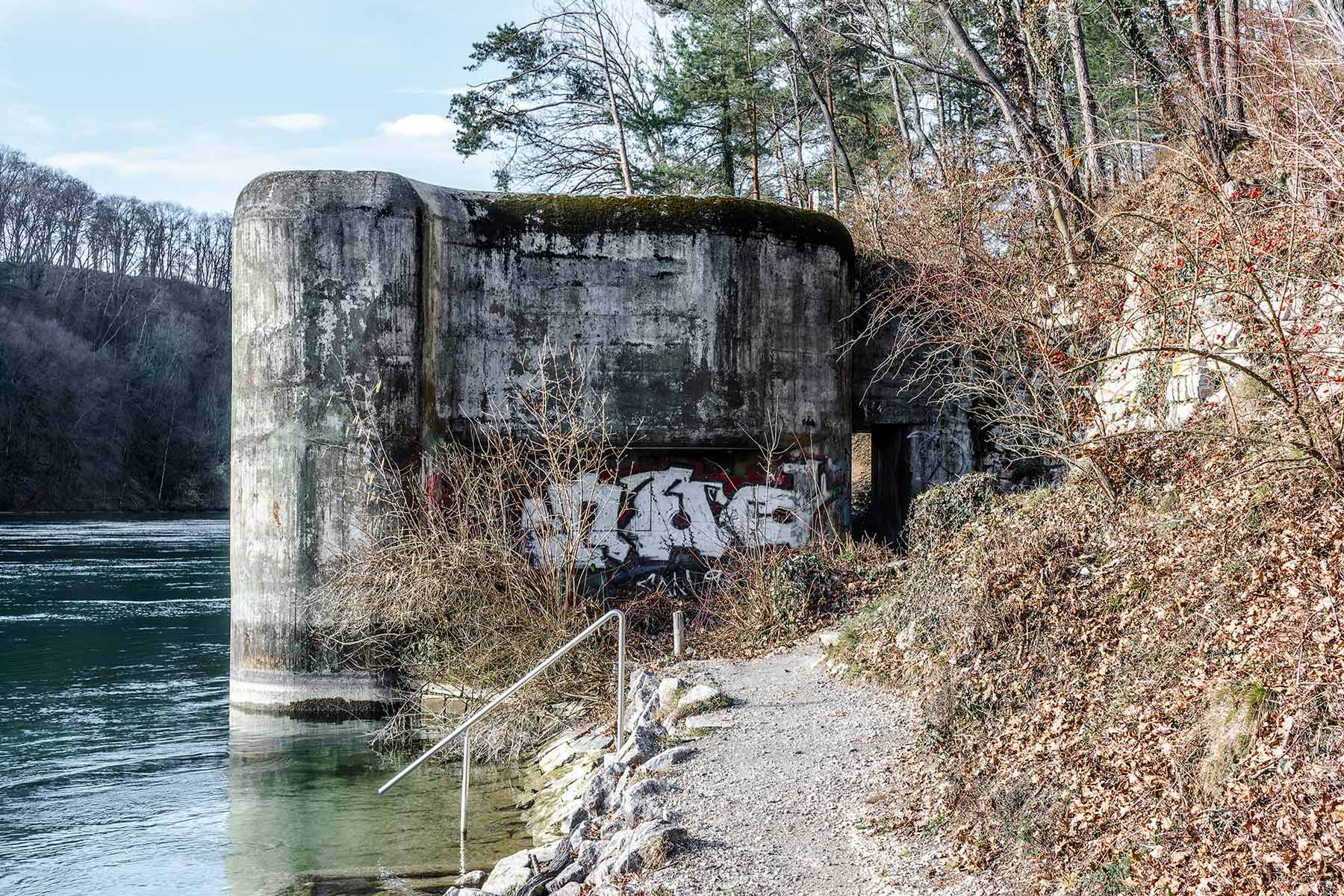 Das Bild zeigt einen Bunker im Rhein