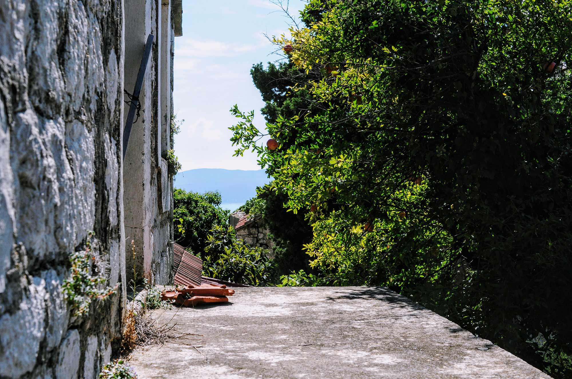 Das Bild zeigt die Geisterstadt von Podaca an der Makarska Riviera