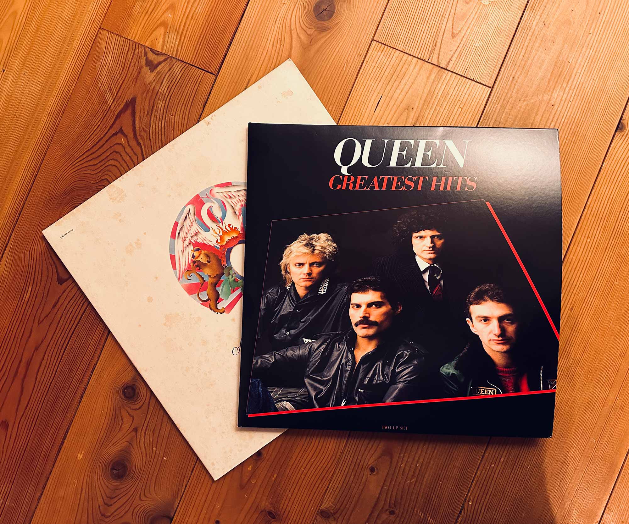 Das Bild zeigt die Cover von zwei der wichtigsten Alben Freddie Mercurys: A Night at the Opera und Greatest Hits