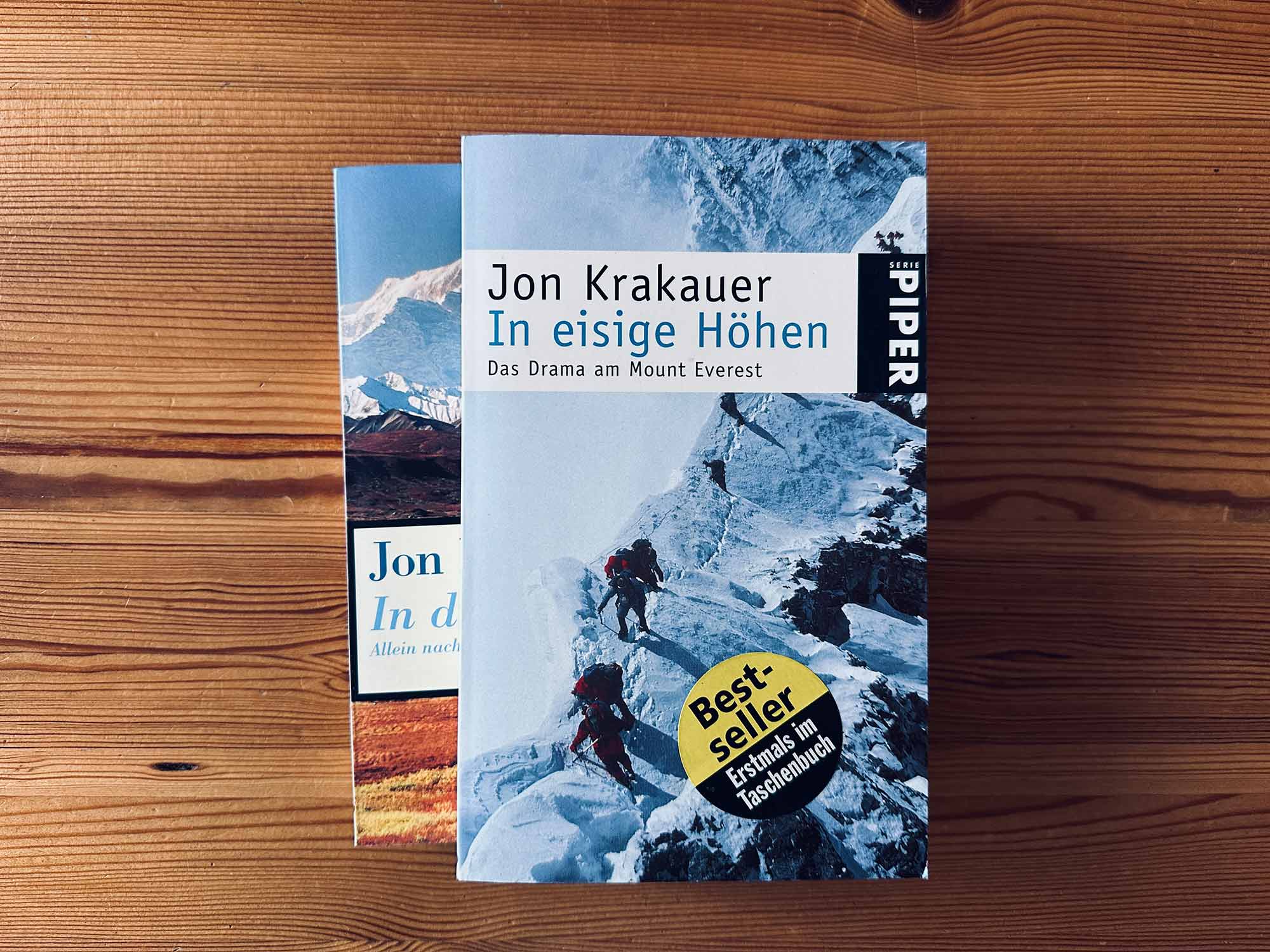 Im Bild ist das Buch mit dem Titel In eisige Höhen von Jon Krakauer über Rob Halls letzte Expedition zu sehen